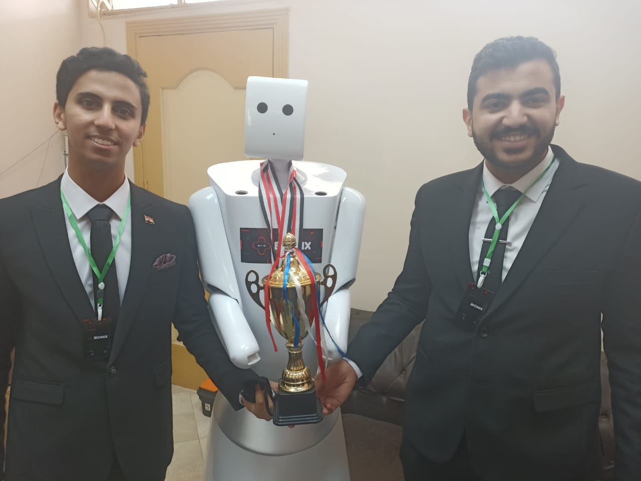 كاس المركز الأول ببطولة مصر المفتوحة للروبوت لطلاب هندسة المنصورة (4)