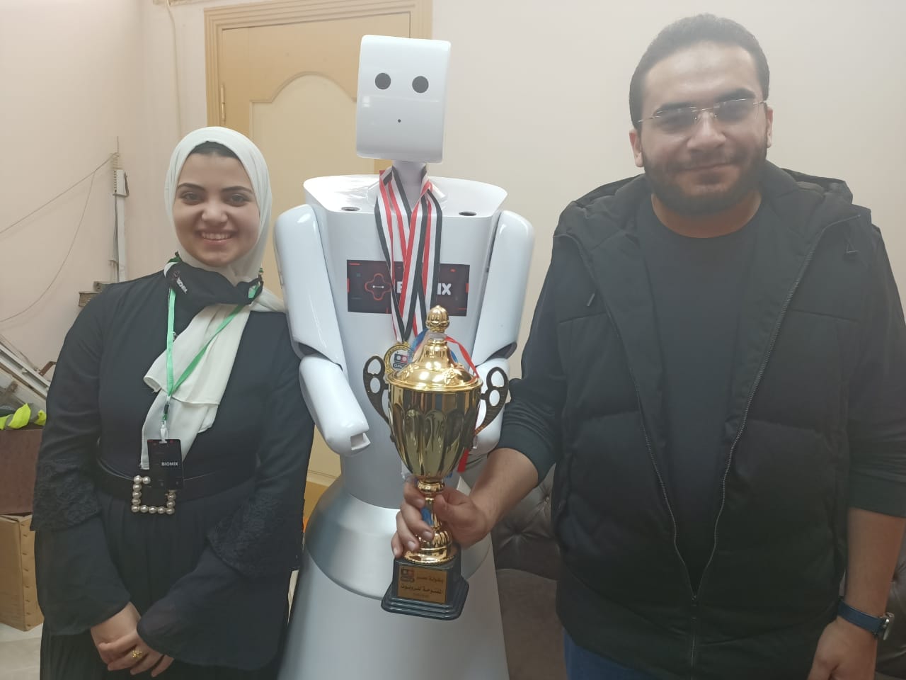 كاس المركز الأول ببطولة مصر المفتوحة للروبوت لطلاب هندسة المنصورة (3)