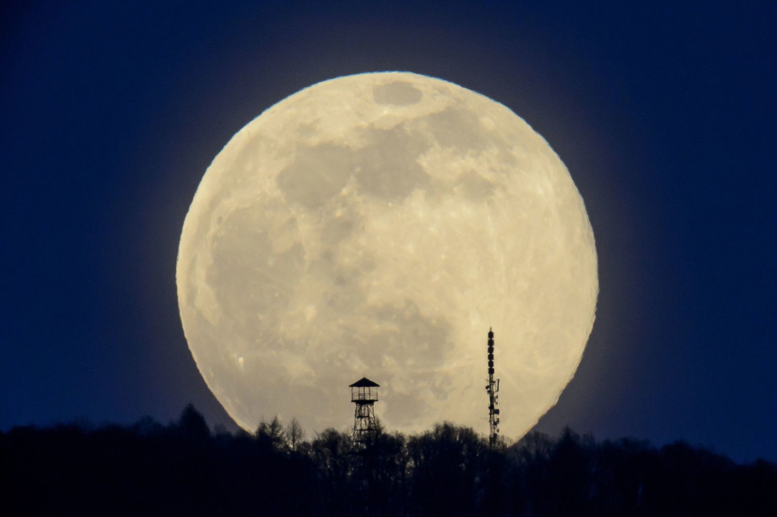 القمر فوق تلال كارانكس في كارانسكيسزي ، المجر