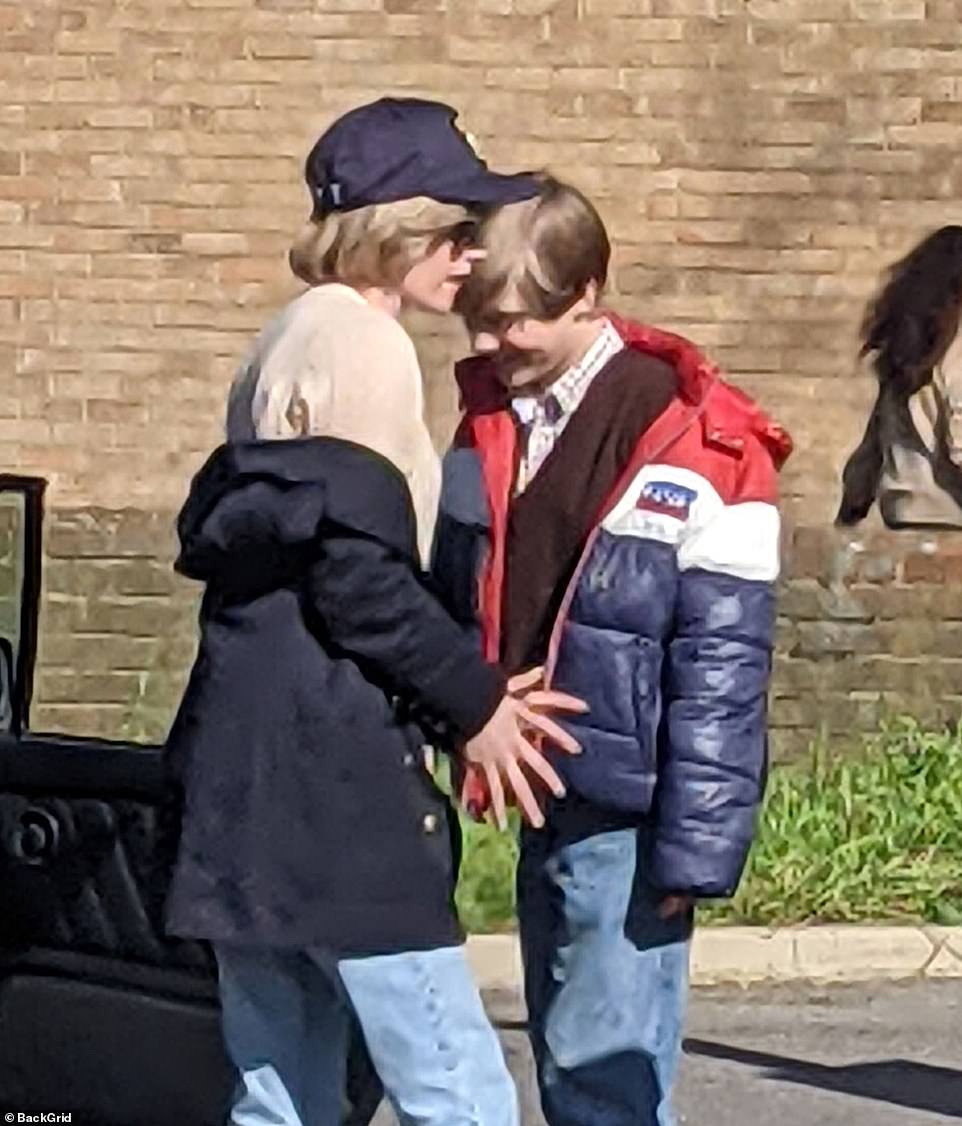 ستيوارت مع ابنها الذي يجسد دور ويليام