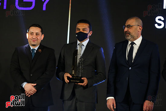 عماد غالي الرئيس التنفيذي لشركة سيمنز مصر يتسلم جائزة احتفالية bt100