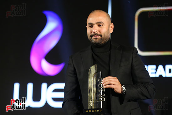 محمد العزب رئيس قطاع الإعلام بالشركة المصرية للاتصالات مع جائزة احتفالية bt100
