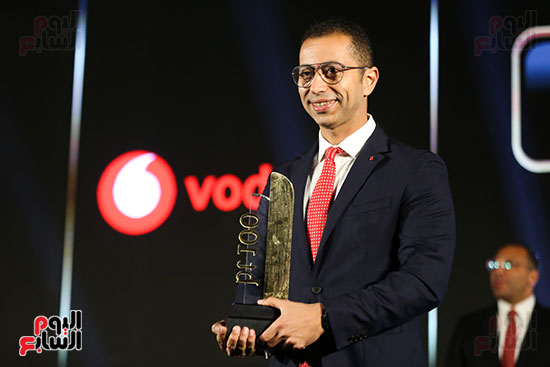 محمد عبد الله الرئيس التنفيذي لشركة فودافون مصر مع جائزة احتفالية bt100