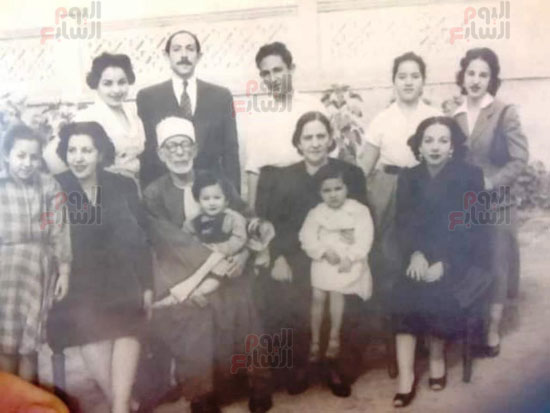 الشيخ-عبداللطيف-دراز-وكيل-الأزهر-مع-بناته-واحفاده