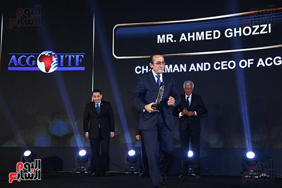 أحمد غزي رئيس شركة إيه سي جي أي تي أف لتنظيم المعارض والمؤتمرات خلال استلامه جائزة bt100