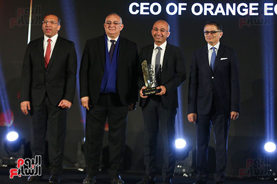 المهندس ياسر شاكر الرئيس التنفيذي والعضو المنتدب لشركة أورنج مصريتسلم جائزة احتفالية bt100 (2)