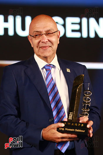 المهندس أحمد حسين صبور يتسلم جائزة تكريم الراحل حسين صبور (7)