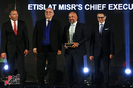 المهندس حازم متولي الرئيس التنفيذي لشركة اتصالات مصر يتسلم جائزة احتفالية bt100