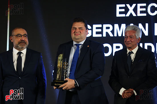محمد الحوت المدير التنفيذي للشركة الألمانية اللبنانية لصناعة الدهانات يتسلم جائزة bt100