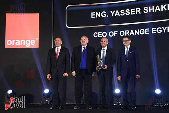 المهندس ياسر شاكر الرئيس التنفيذي والعضو المنتدب لشركة أورنج مصر مع جائزة احتفالية bt100