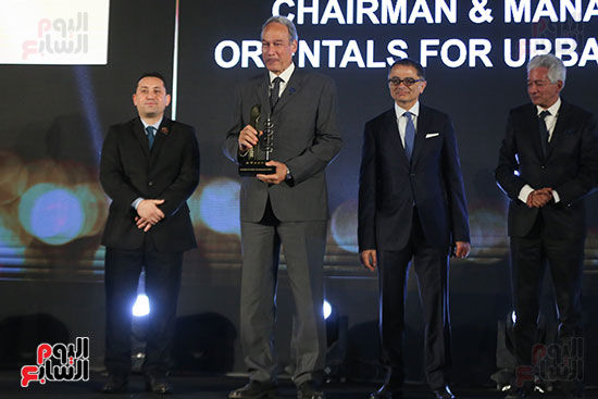 آسر حمدي رئيس مجلس إدارة شركة الشرقيون للتنمية العمرانية يتسلم جائزة احتفالية bt100