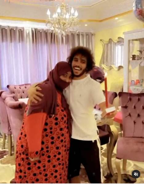 عبد الله جمعه مع والدته