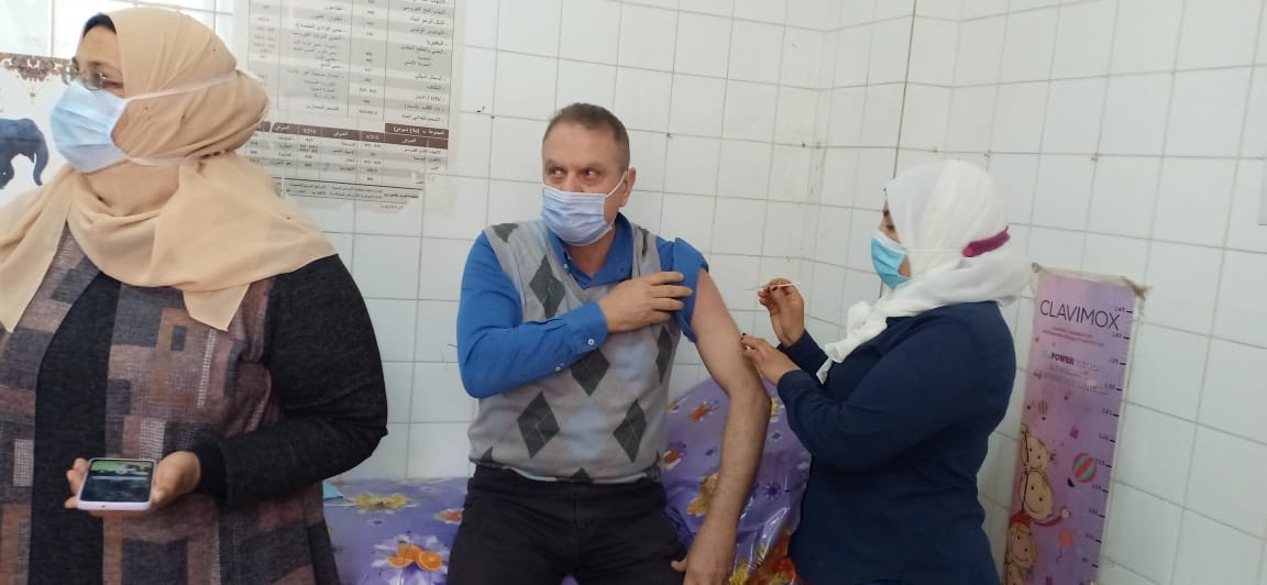 احد المواطنين يتلقى تطعيم فيروس كورونا