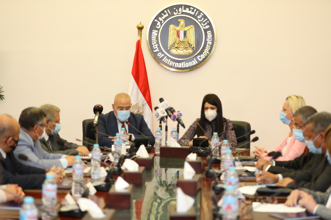 وزيرة التعاون الدولي ووزير الإسكان  (3)