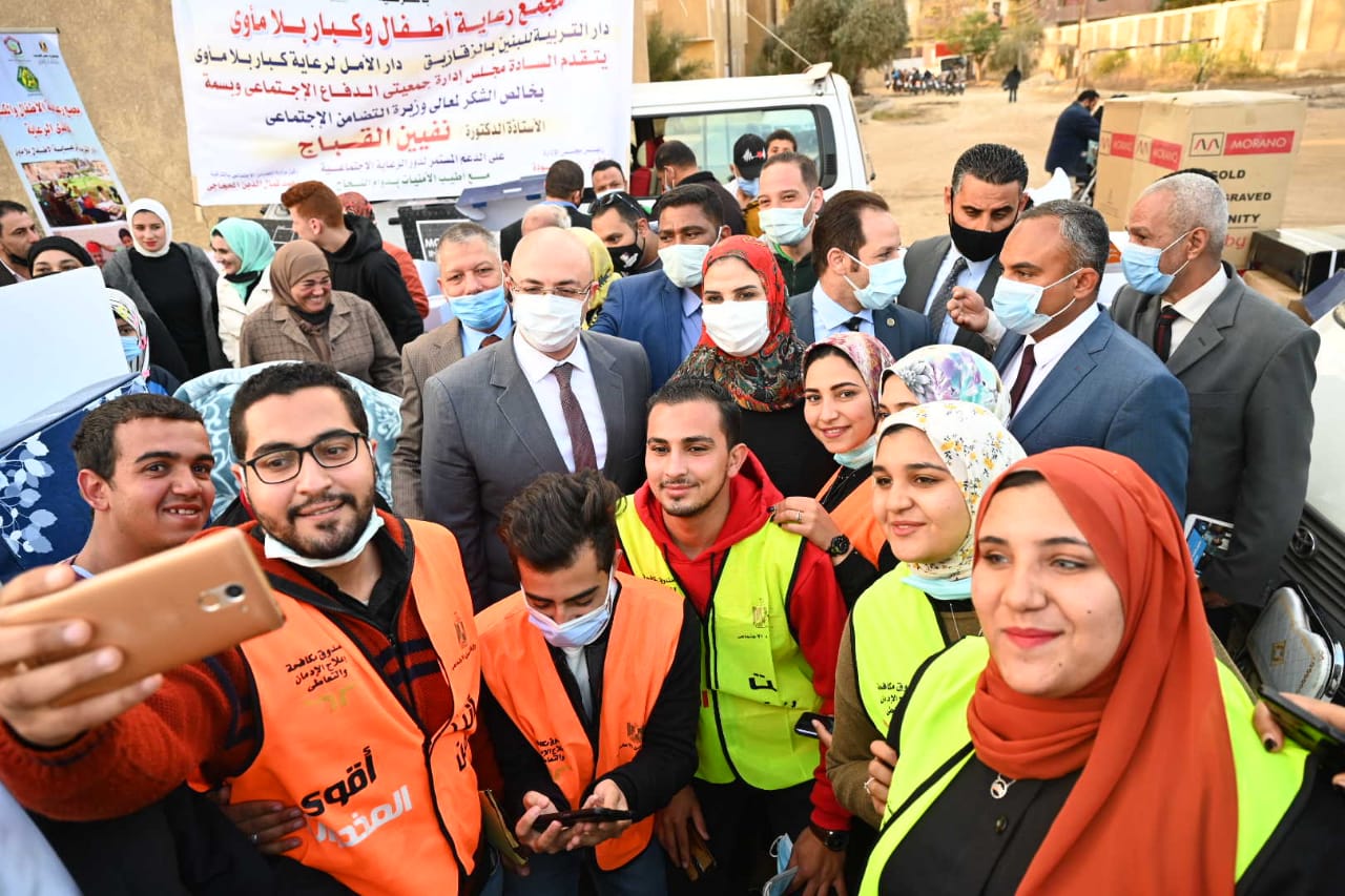 وزيرة التضامن ومحافظ بنى سويف خلال إطلاق قافلة كساء وغذاء