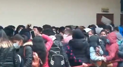 لحظة سقوط طلاب من الطابق الرابع في جامعة ببوليفيا