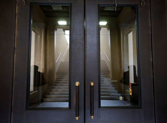 منظر لباب المدخل المغلق إلى المتحف المصري وقاعة عرض مجموعة البردي بدون زوار في مبنى متحف Neues