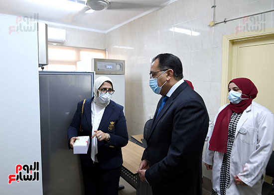 الدكتور مصطفى مدبولي يتابع حملة تطعيم المواطنين أصحاب الأمراض المزمنة وكبار السن بلقاح كورونا (17)