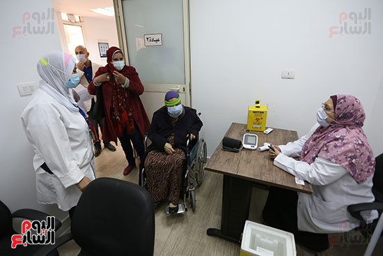 توافد المواطنين وكبار السن على مكتب التطعيمات ضد كورونا