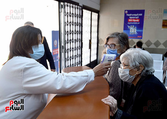 الدكتور مصطفى مدبولي يتابع حملة تطعيم المواطنين أصحاب الأمراض المزمنة وكبار السن بلقاح كورونا (5)