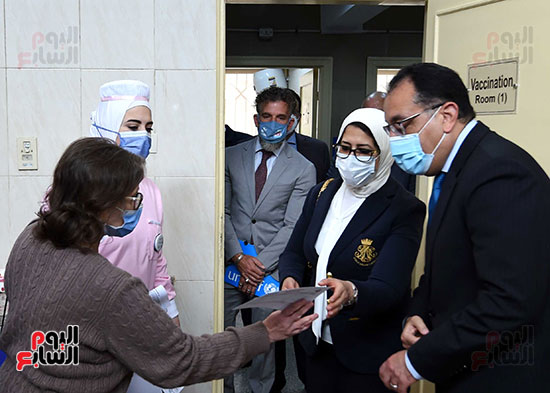 الدكتور مصطفى مدبولي يتابع حملة تطعيم المواطنين أصحاب الأمراض المزمنة وكبار السن بلقاح كورونا (16)