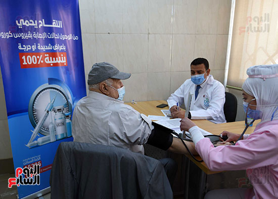 الدكتور مصطفى مدبولي يتابع حملة تطعيم المواطنين أصحاب الأمراض المزمنة وكبار السن بلقاح كورونا (8)