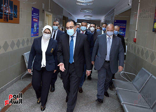 وصول رئيس مجلس الوزراء ووزيرة الصحة ومحافظ القاهرة لمكتب التطعيم ضد كورونا