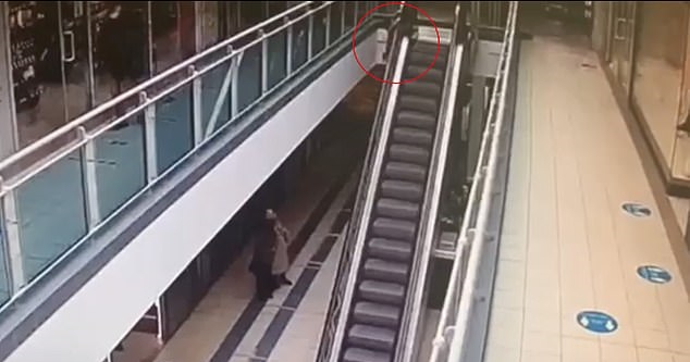 طفل يسقط بعد تشبته بدرابزين سلم متحرك في مول بموسكو (2)