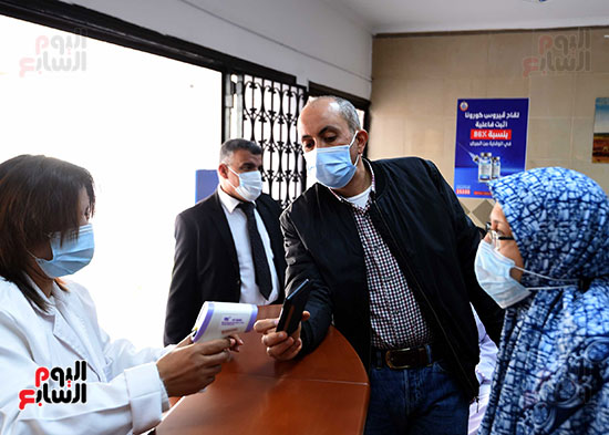 الدكتور مصطفى مدبولي يتابع حملة تطعيم المواطنين أصحاب الأمراض المزمنة وكبار السن بلقاح كورونا (2)