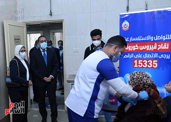 رئيس الوزراء يتابع تطعيم المواطنين بلقاح فيروس كورونا