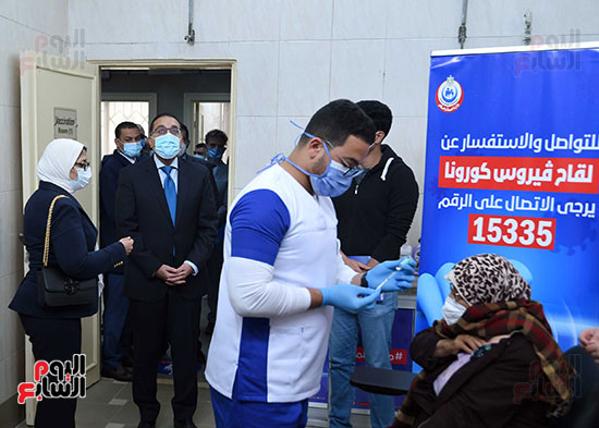 الدكتور مصطفى مدبولي يتابع حملة تطعيم المواطنين أصحاب الأمراض المزمنة وكبار السن بلقاح كورونا (15)