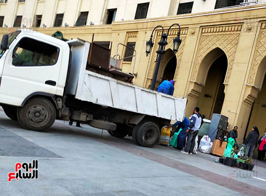سيارات محافظة القاهرة لنقل محتويات المجمع