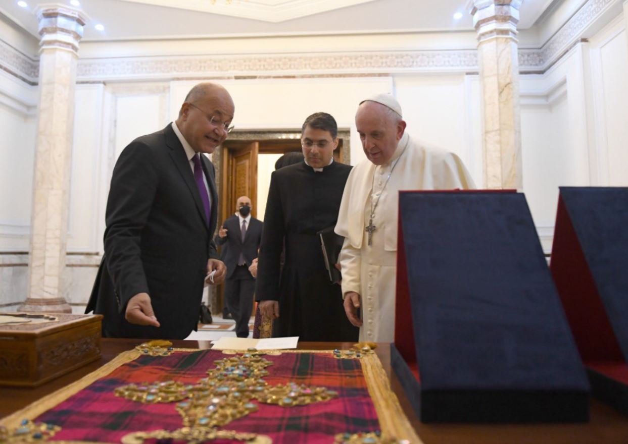 الرئيس العراقي وبابا الفاتيكان يتبادلان الهدايا