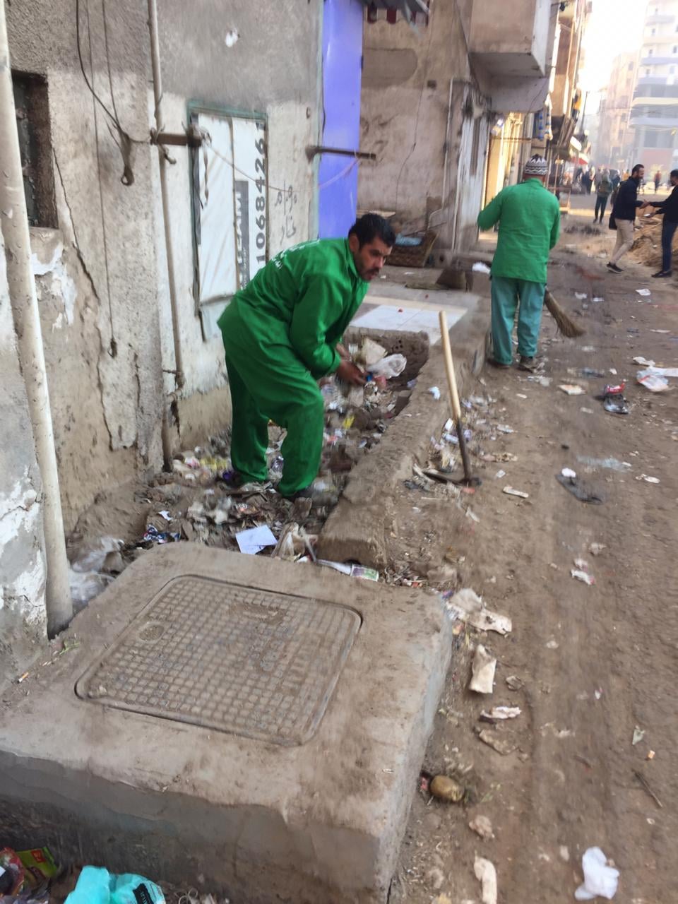 عمال النظافة يرفعون القمامة من الشوارع