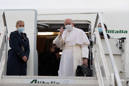 استقل البابا فرانسيس الطائرة في زيارة إلى العراق