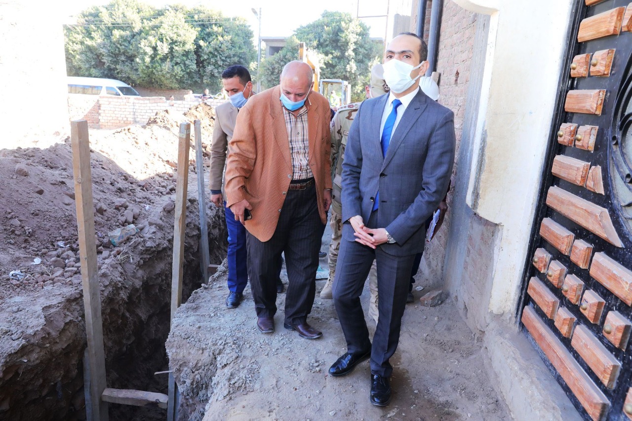 نائب محافظ سوهاج يتفقد بدء أعمال تنفيذ مشروع الصرف الصحى  بتل الزوكي  بطما (10)