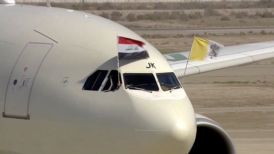 طائرة البابا تحمل علم العراق والفاتيكان