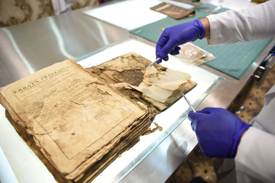 ترميم مخطوطة في العراق بمناسبة قدوم البابا