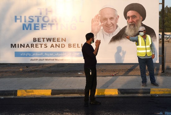 صورة كبيرة ملصق للبابا فرنسيس ورجل الدين الشيعي آية الله السيستاني
