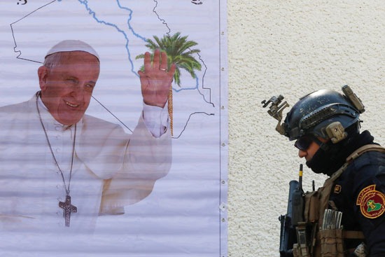 صورة البابا فرانسيس فى شوارع بغداد