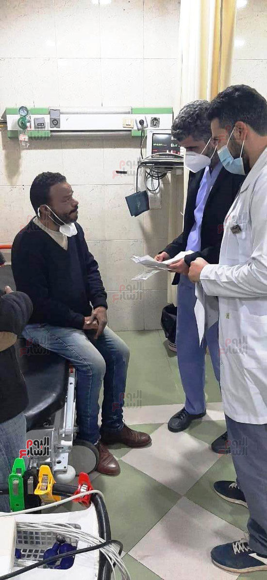 المواطن محمد حسن خلال إجراء الفحوصات الطبية تنفيذا لتوجيهات الرئيس (1)