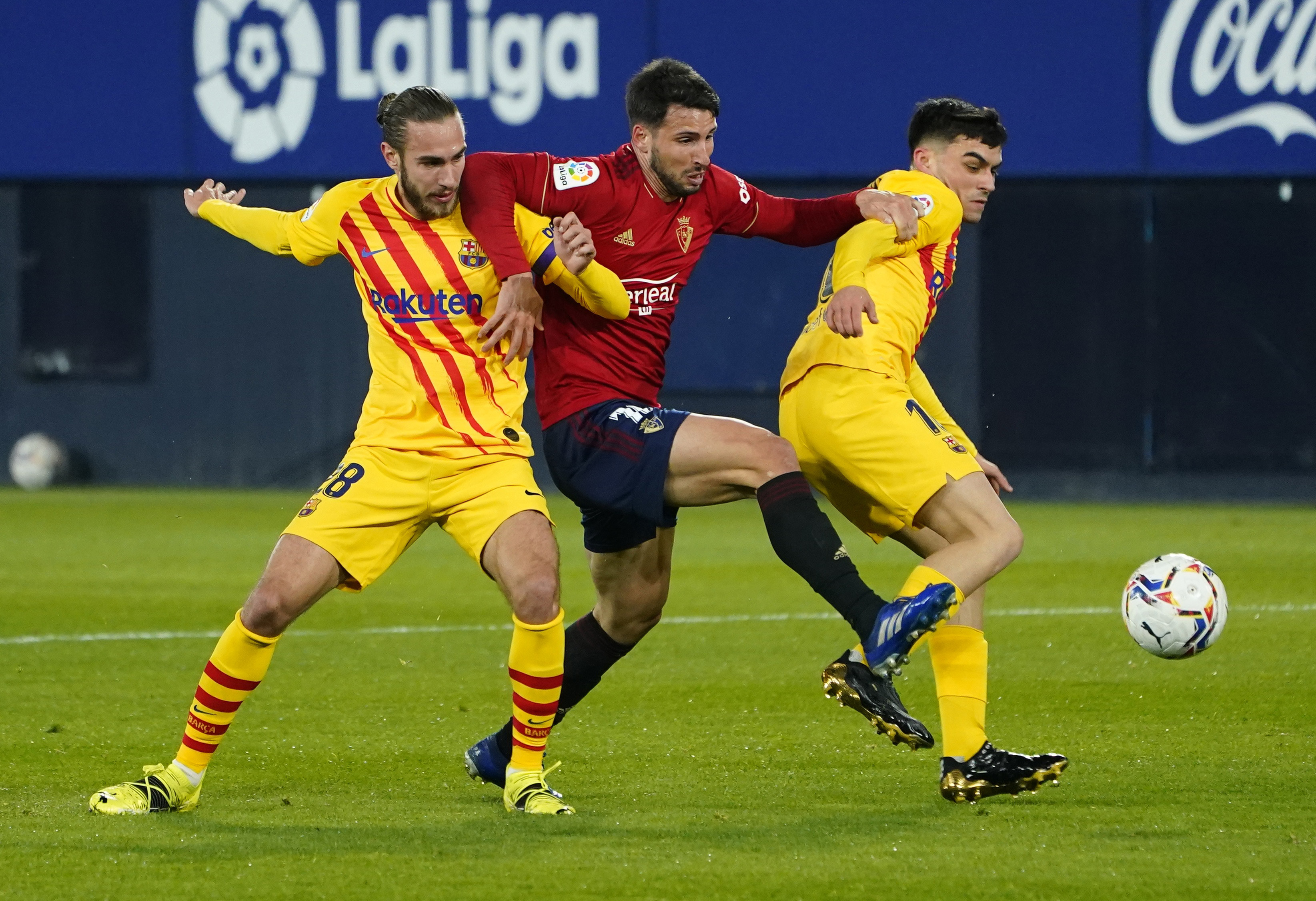 لاعب أوساسونا محاصر بين ثنائى برشلونة