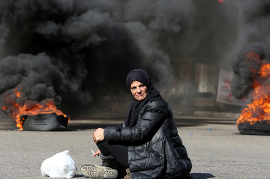 لبنانيون يقطعون الطرقات احتجاجاً على تردى الأوضاع المعيشية (6)