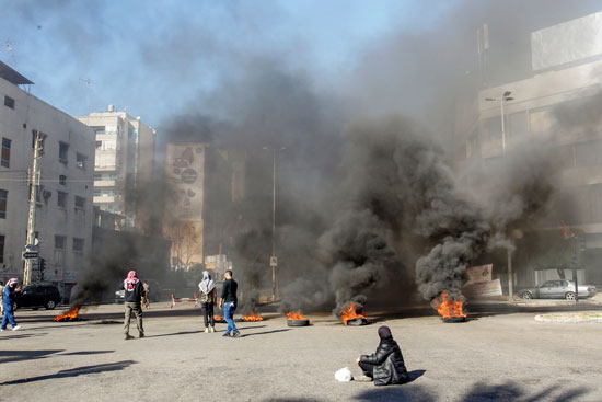 لبنانيون يقطعون الطرقات احتجاجاً على تردى الأوضاع المعيشية (3)