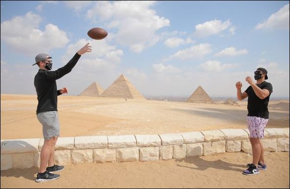 نجوم كرة القدم الأمريكية فى الأهرامات