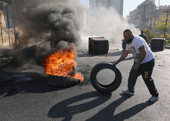 لبنانيون يقطعون الطرقات احتجاجاً على تردى الأوضاع المعيشية (8)