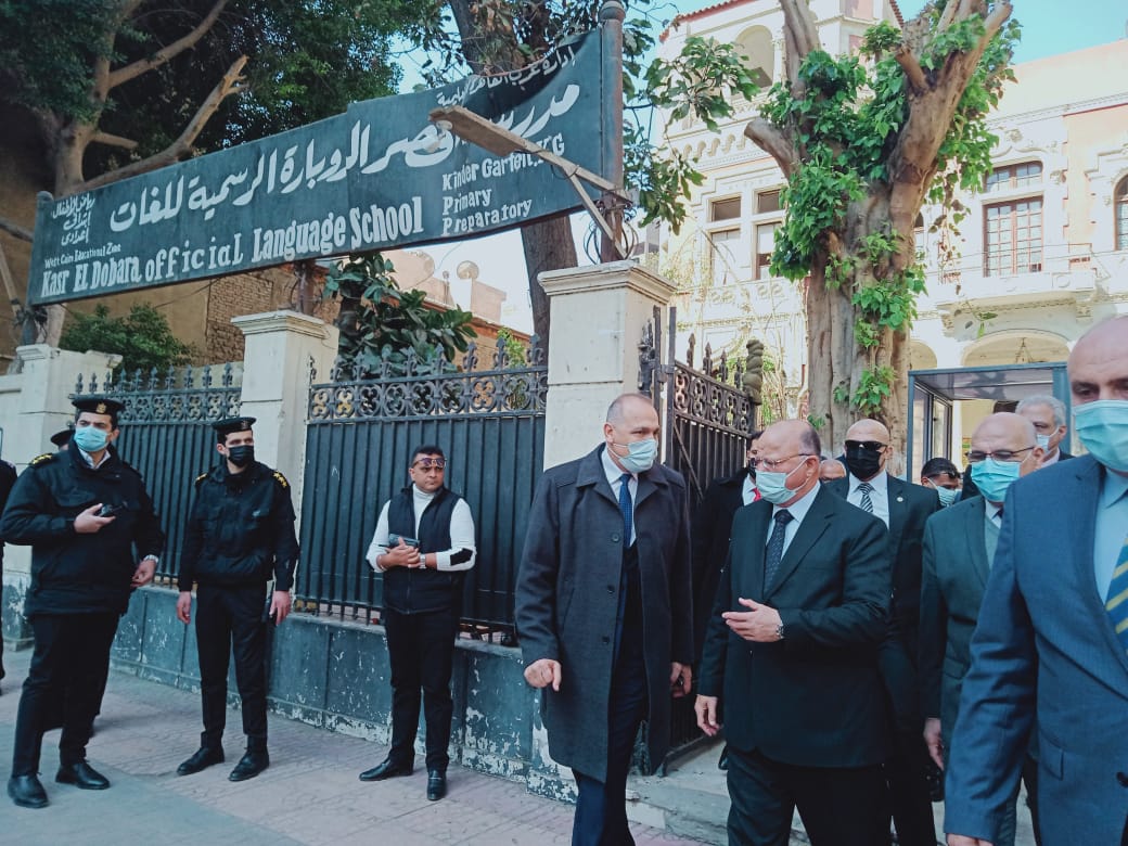 محافظ القاهرة يتفقد مدارس كنيسة قصر الدوبارة