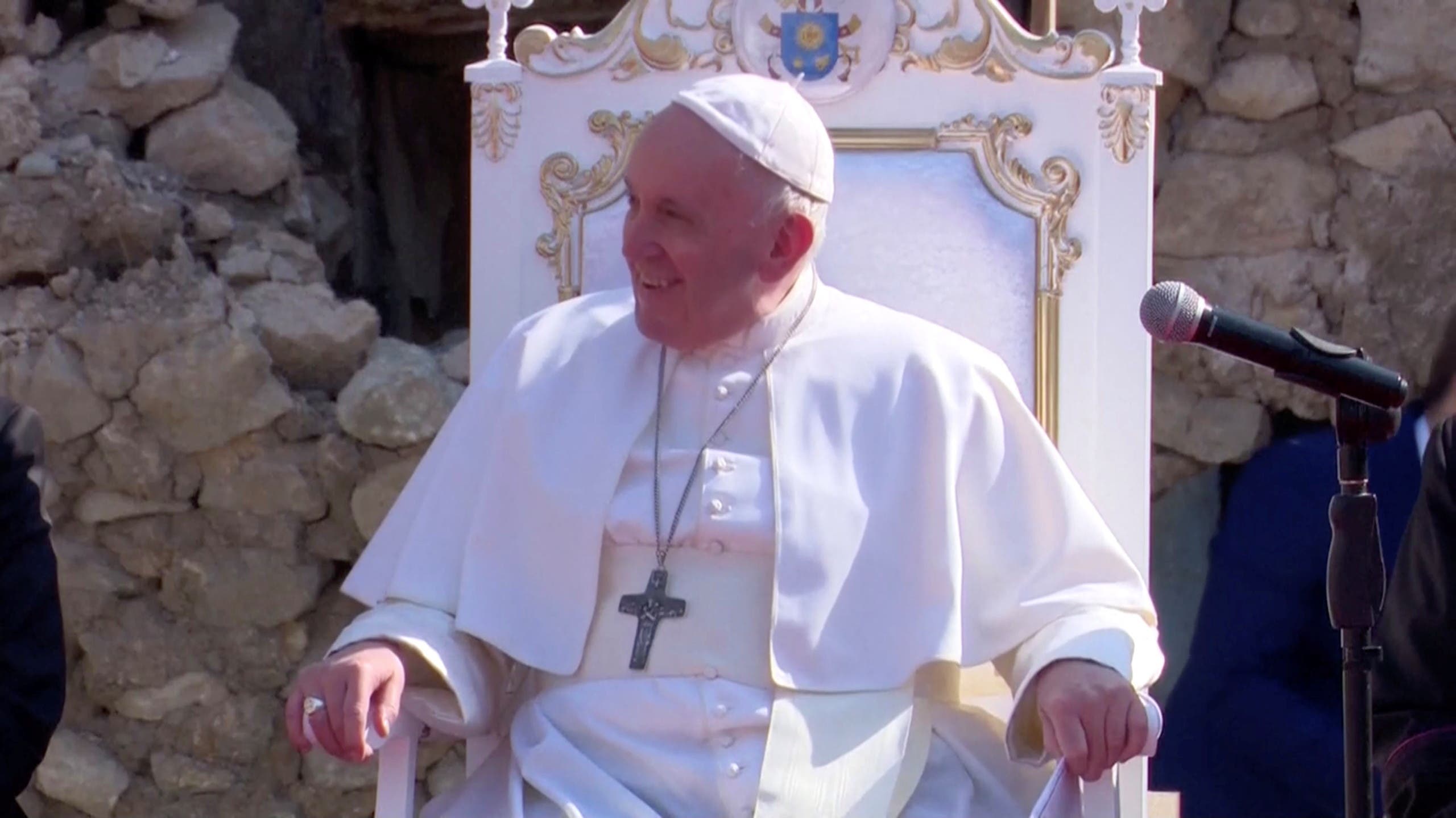 البابا فرنسيس أثناء الصلاة بين أنقاض كنيسة حوش البيعة