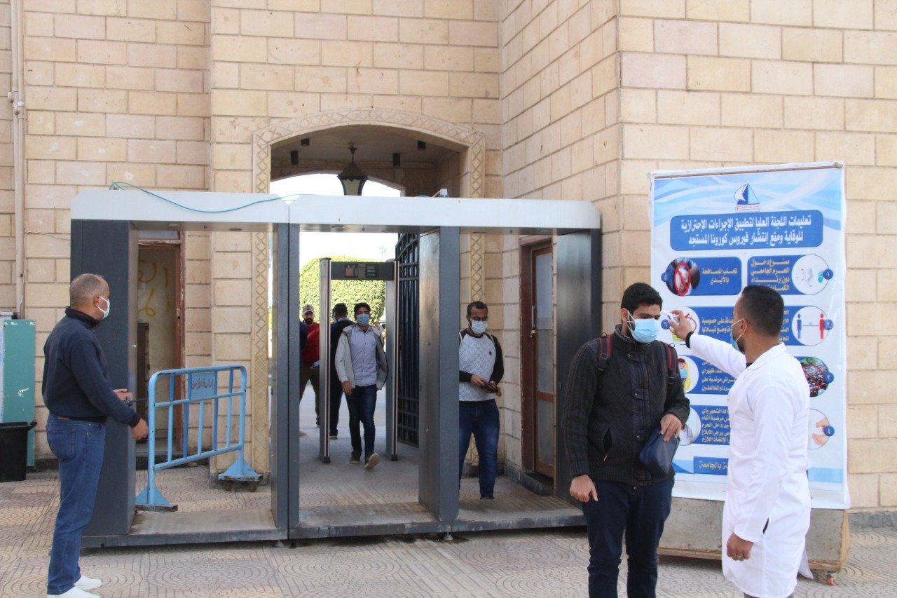 بوابات الكترونية وقياس درجة الحرارة بجامعة كفر الشيخ