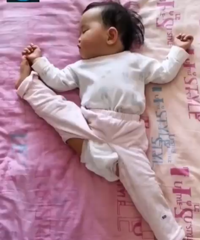 الطفلة خلال النوم